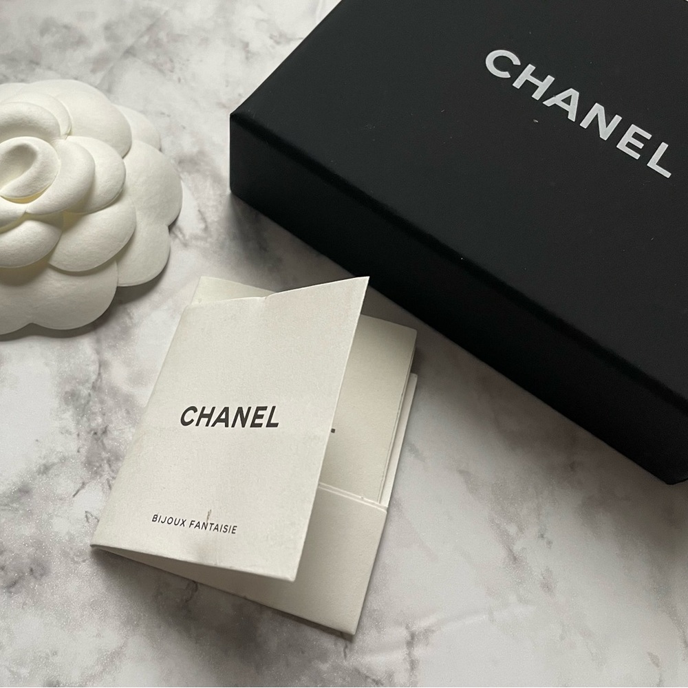 CHANEL Earrings CC Lion Motif 🦁 - Picture 8 of 10